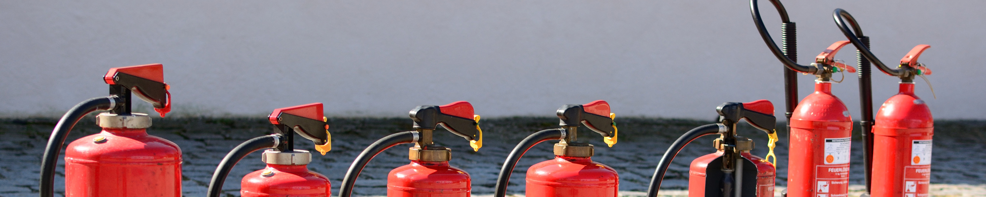 Feuerlöscher in Reihe